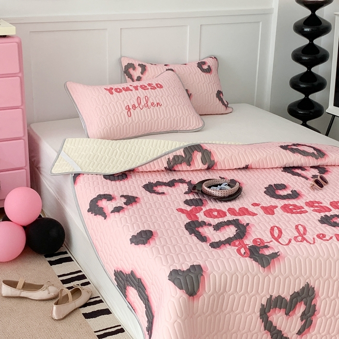 91家纺网 家纺一手货源 找家纺 昔可家纺2023新款甜酷黑粉系列乳胶凉席 爱心豹纹