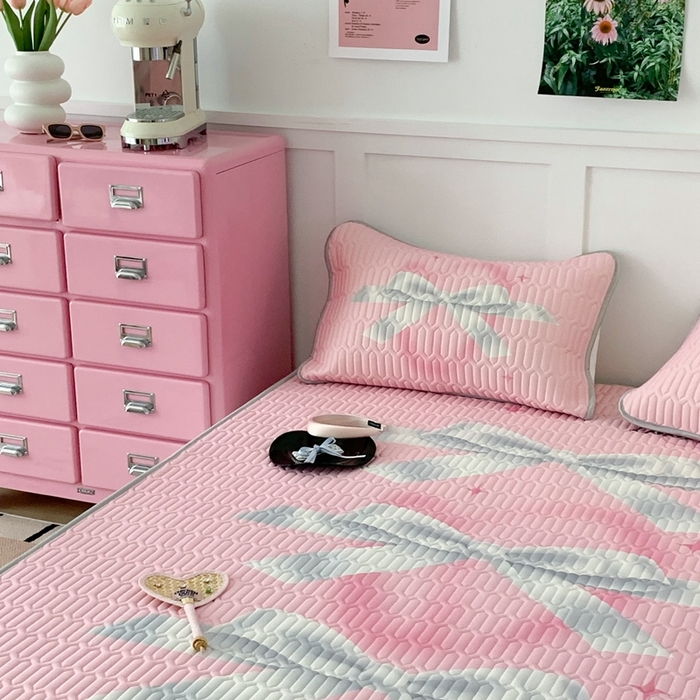 91家纺网 家纺一手货源 找家纺 昔可家纺2023新款甜酷黑粉系列乳胶凉席 芭蕾风丝带蝴蝶结