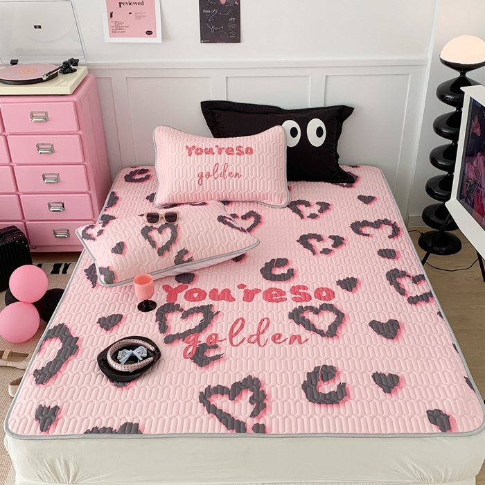 91家纺网 家纺一手货源 找家纺 昔可家纺2023新款甜酷黑粉系列乳胶凉席 爱心豹纹