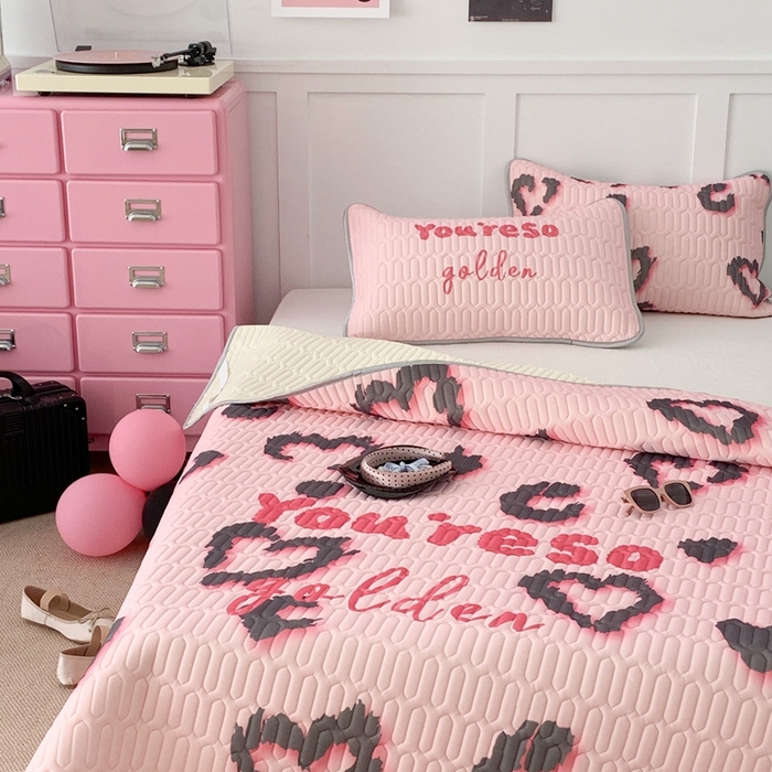 91家纺网 家纺一手货源 找家纺 昔可家纺2023新款甜酷黑粉系列乳胶凉席 爱心豹纹