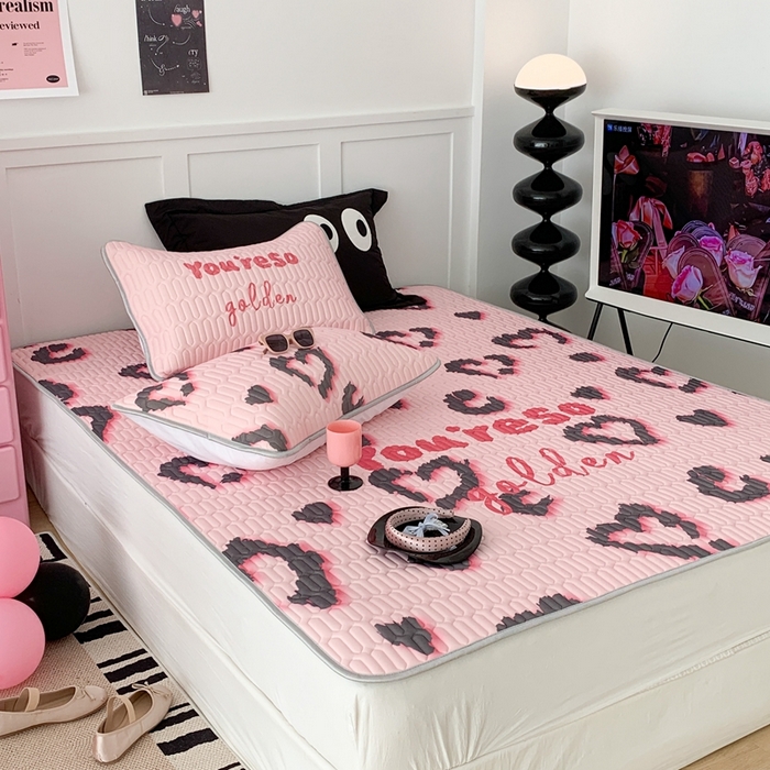 91家纺网 家纺一手货源 找家纺 昔可家纺2023新款甜酷黑粉系列乳胶凉席 爱心豹纹