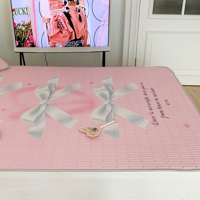 91家纺网 家纺一手货源 找家纺 昔可家纺2023新款甜酷黑粉系列乳胶凉席 芭蕾风丝带蝴蝶结