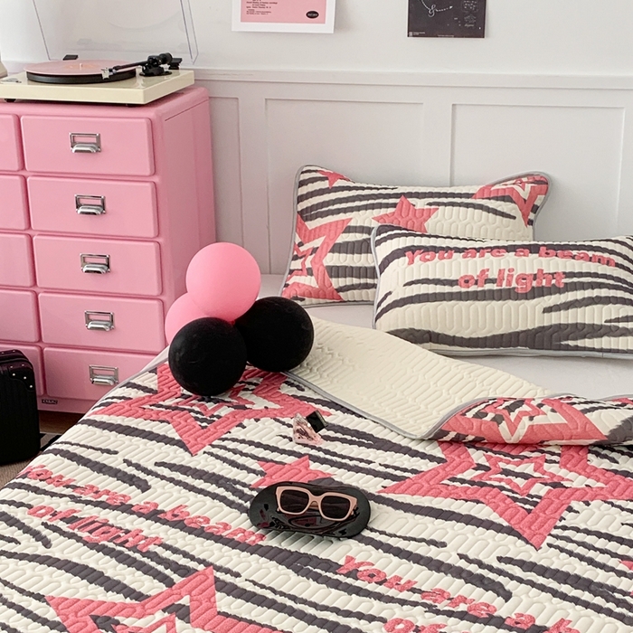 91家纺网 家纺一手货源 找家纺 昔可家纺2023新款甜酷黑粉系列乳胶凉席 斑马条纹星星