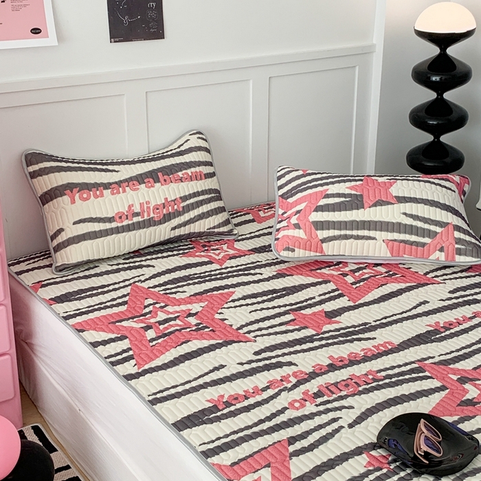 91家纺网 家纺一手货源 找家纺 昔可家纺2023新款甜酷黑粉系列乳胶凉席 斑马条纹星星