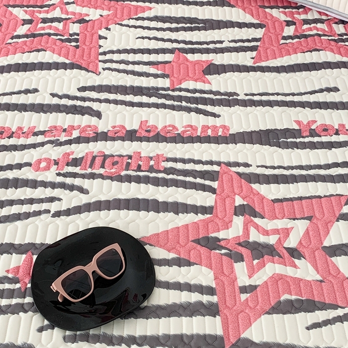 91家纺网 家纺一手货源 找家纺 昔可家纺2023新款甜酷黑粉系列乳胶凉席 斑马条纹星星