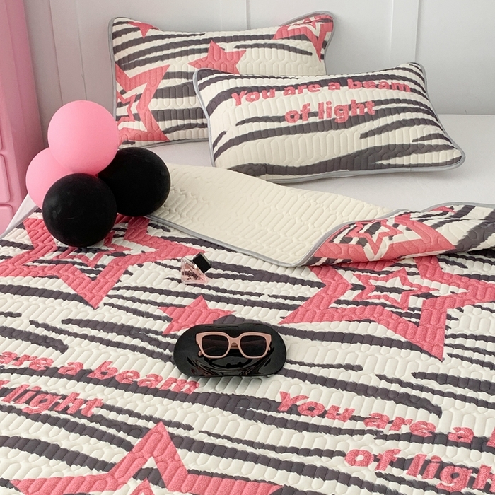 91家纺网 家纺一手货源 找家纺 昔可家纺2023新款甜酷黑粉系列乳胶凉席 斑马条纹星星