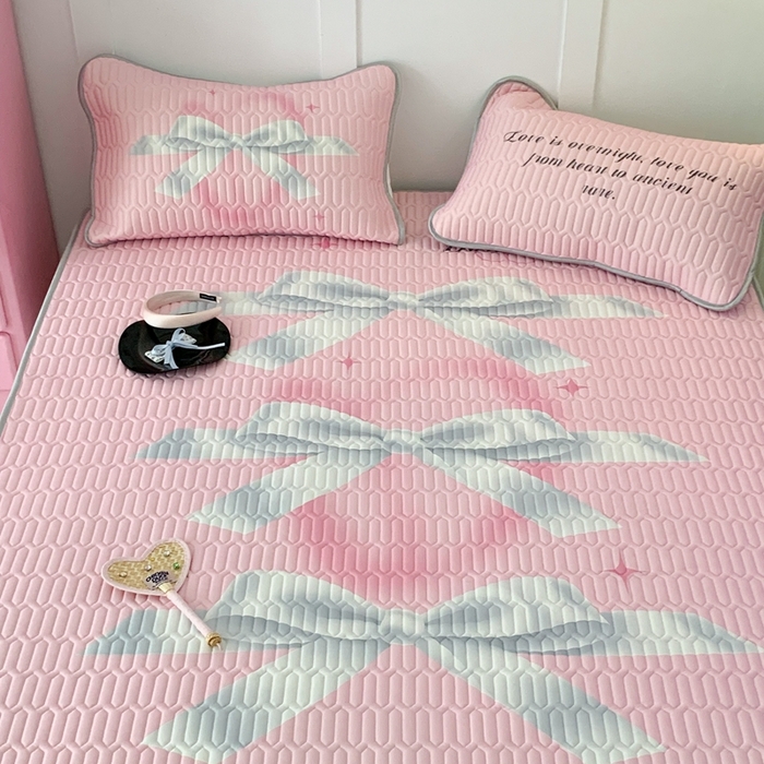 91家纺网 家纺一手货源 找家纺 昔可家纺2023新款甜酷黑粉系列乳胶凉席 芭蕾风丝带蝴蝶结