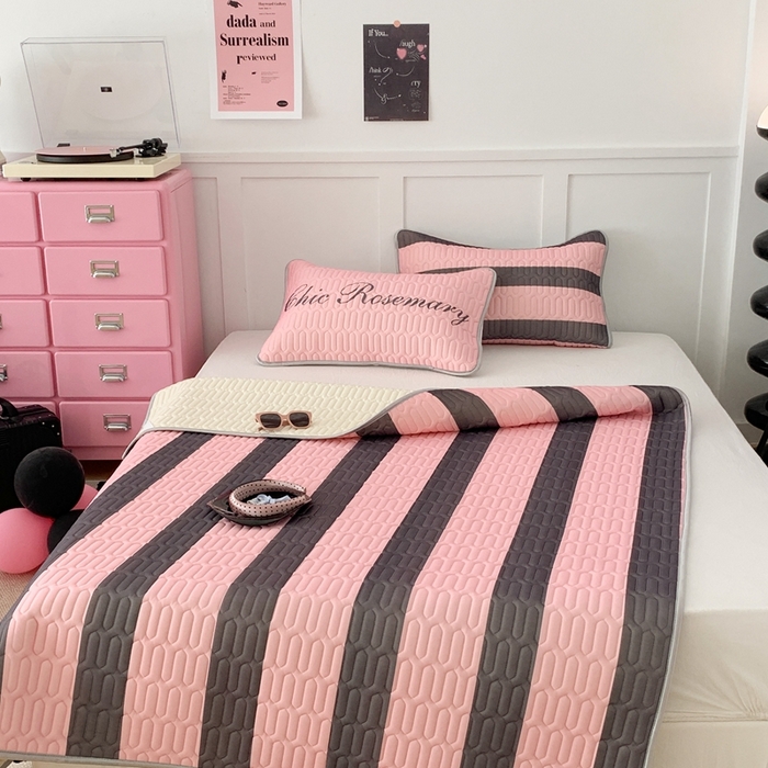 91家纺网 家纺一手货源 找家纺 昔可家纺2023新款甜酷黑粉系列乳胶凉席 黑粉条纹