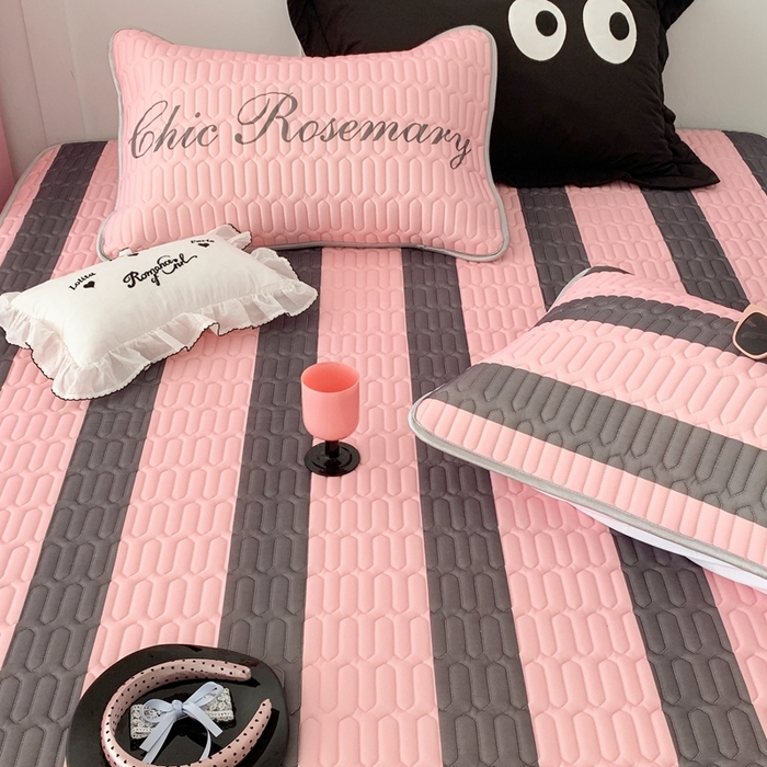 91家纺网 家纺一手货源 找家纺 昔可家纺2023新款甜酷黑粉系列乳胶凉席 黑粉条纹