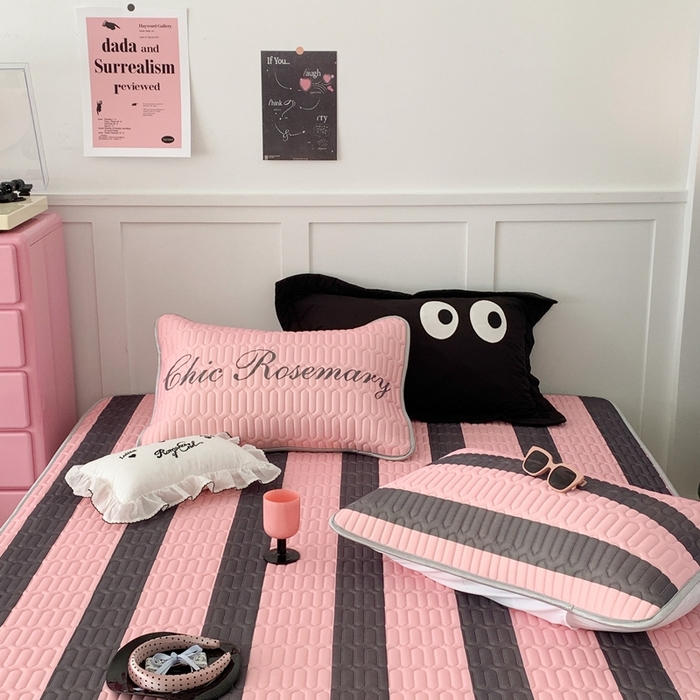 91家纺网 家纺一手货源 找家纺 昔可家纺2023新款甜酷黑粉系列乳胶凉席 黑粉条纹