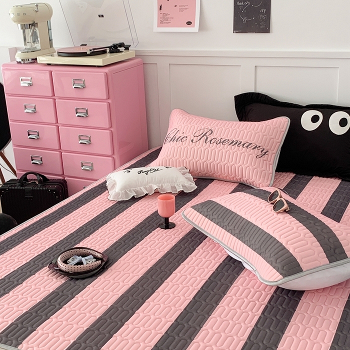 91家纺网 家纺一手货源 找家纺 昔可家纺2023新款甜酷黑粉系列乳胶凉席 黑粉条纹