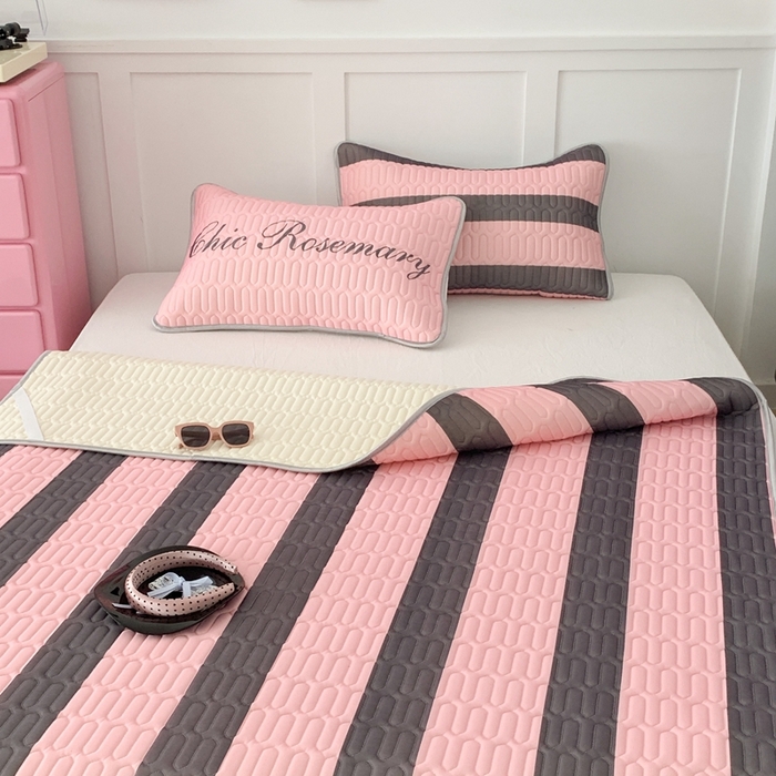 91家纺网 家纺一手货源 找家纺 昔可家纺2023新款甜酷黑粉系列乳胶凉席 黑粉条纹