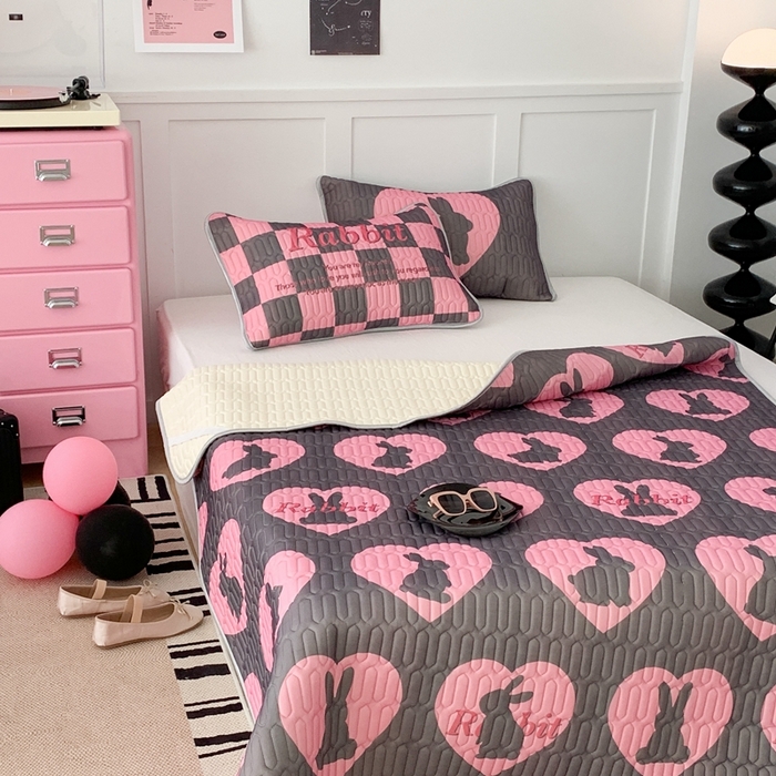 91家纺网 家纺一手货源 找家纺 昔可家纺2023新款甜酷黑粉系列乳胶凉席 黑粉月野兔