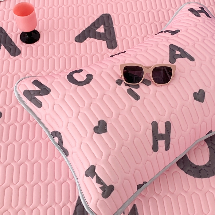 91家纺网 家纺一手货源 找家纺 昔可家纺2023新款甜酷黑粉系列乳胶凉席 黑粉字母