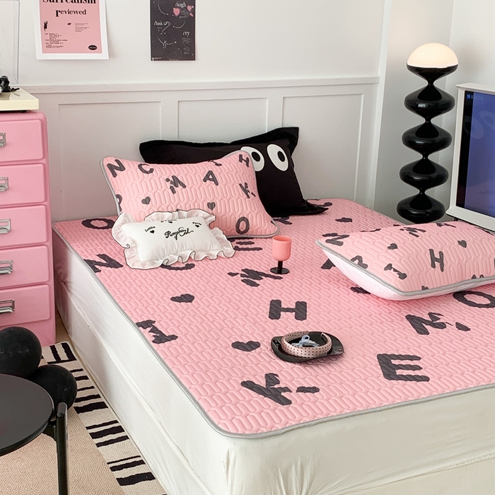 91家纺网 家纺一手货源 找家纺 昔可家纺2023新款甜酷黑粉系列乳胶凉席 黑粉字母