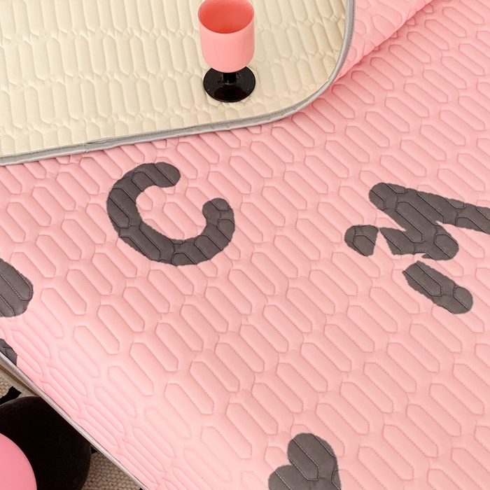 91家纺网 家纺一手货源 找家纺 昔可家纺2023新款甜酷黑粉系列乳胶凉席 黑粉字母