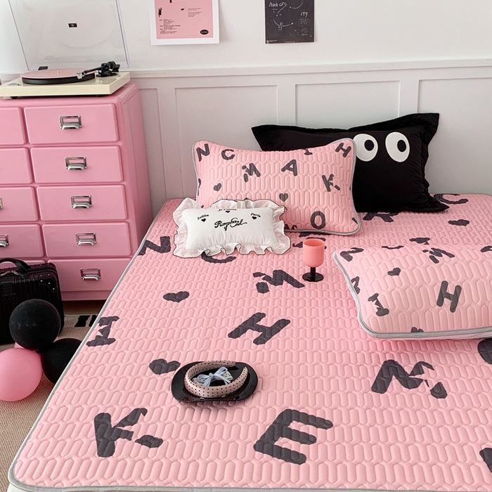 91家纺网 家纺一手货源 找家纺 昔可家纺2023新款甜酷黑粉系列乳胶凉席 黑粉字母