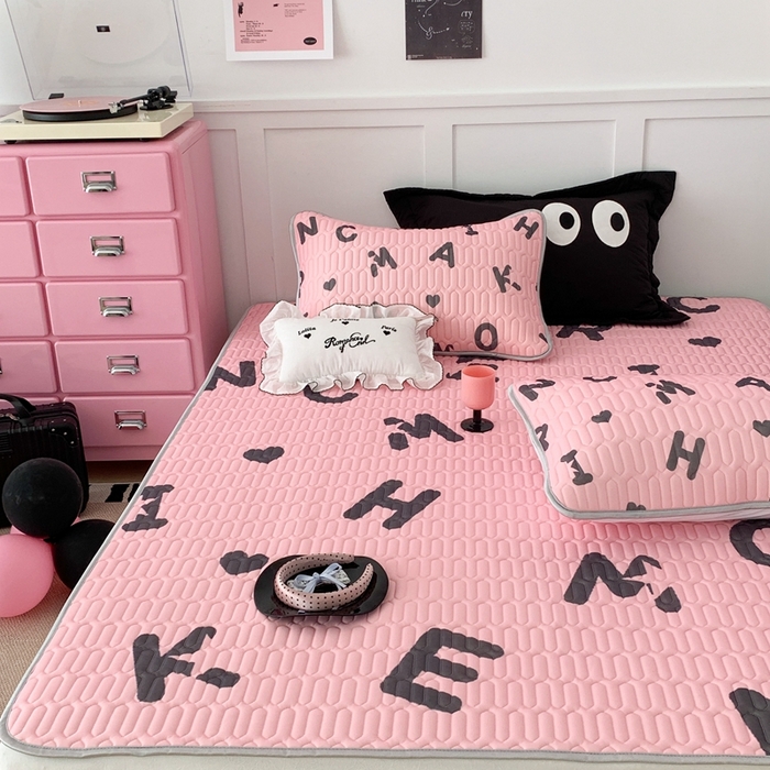 91家纺网 家纺一手货源 找家纺 昔可家纺2023新款甜酷黑粉系列乳胶凉席 黑粉字母