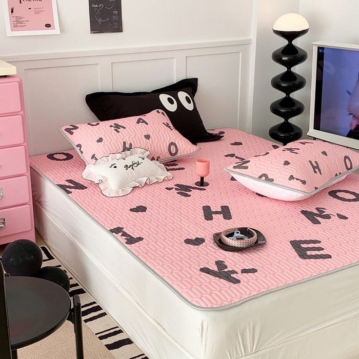 91家纺网 家纺一手货源 找家纺 昔可家纺2023新款甜酷黑粉系列乳胶凉席 黑粉字母