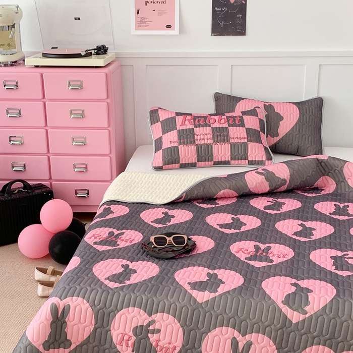 91家纺网 家纺一手货源 找家纺 昔可家纺2023新款甜酷黑粉系列乳胶凉席 黑粉月野兔