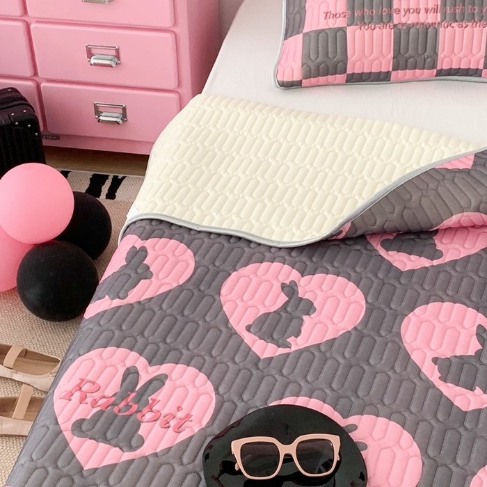 91家纺网 家纺一手货源 找家纺 昔可家纺2023新款甜酷黑粉系列乳胶凉席 黑粉月野兔