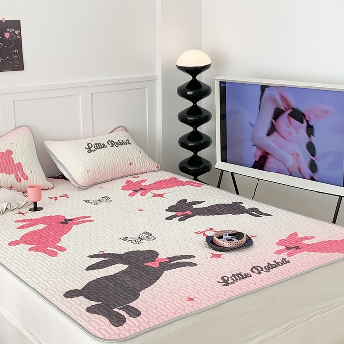 91家纺网 家纺一手货源 找家纺 昔可家纺2023新款甜酷黑粉系列乳胶凉席 蝴蝶结黑兔