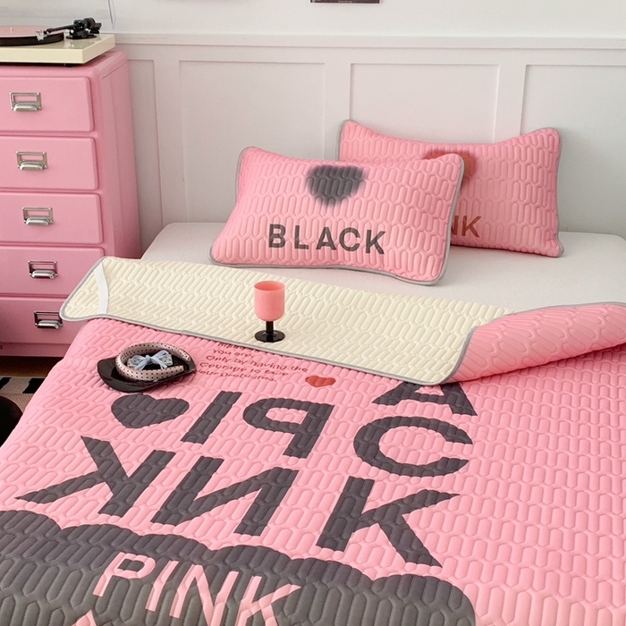 91家纺网 家纺一手货源 找家纺 昔可家纺2023新款甜酷黑粉系列乳胶凉席 千禧甜酷字母