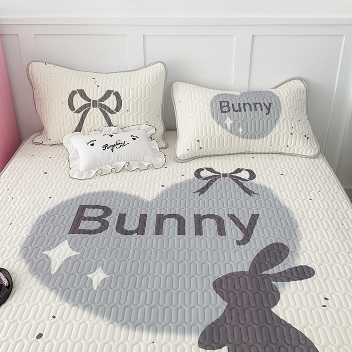 91家纺网 家纺一手货源 找家纺 昔可家纺2023新款甜酷黑粉系列乳胶凉席 丝带黑兔