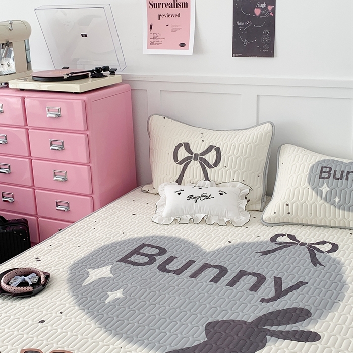 91家纺网 家纺一手货源 找家纺 昔可家纺2023新款甜酷黑粉系列乳胶凉席 丝带黑兔