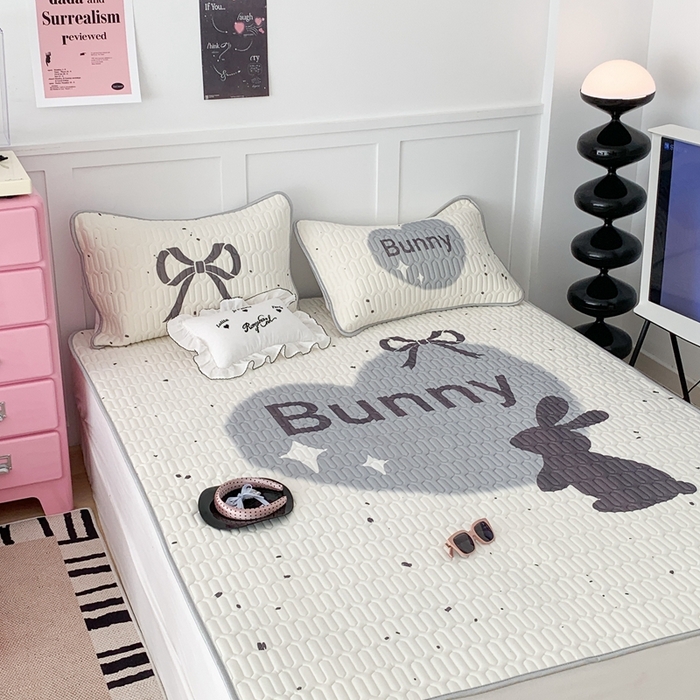 91家纺网 家纺一手货源 找家纺 昔可家纺2023新款甜酷黑粉系列乳胶凉席 丝带黑兔