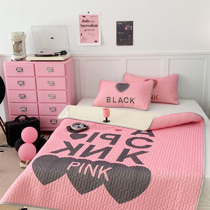 91家纺网 家纺一手货源 找家纺 昔可家纺2023新款甜酷黑粉系列乳胶凉席 千禧甜酷字母