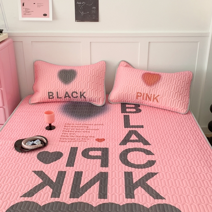 91家纺网 家纺一手货源 找家纺 昔可家纺2023新款甜酷黑粉系列乳胶凉席 千禧甜酷字母