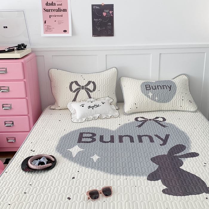 91家纺网 家纺一手货源 找家纺 昔可家纺2023新款甜酷黑粉系列乳胶凉席 丝带黑兔