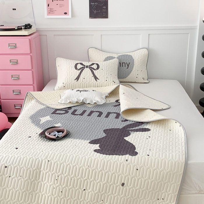 91家纺网 家纺一手货源 找家纺 昔可家纺2023新款甜酷黑粉系列乳胶凉席 丝带黑兔