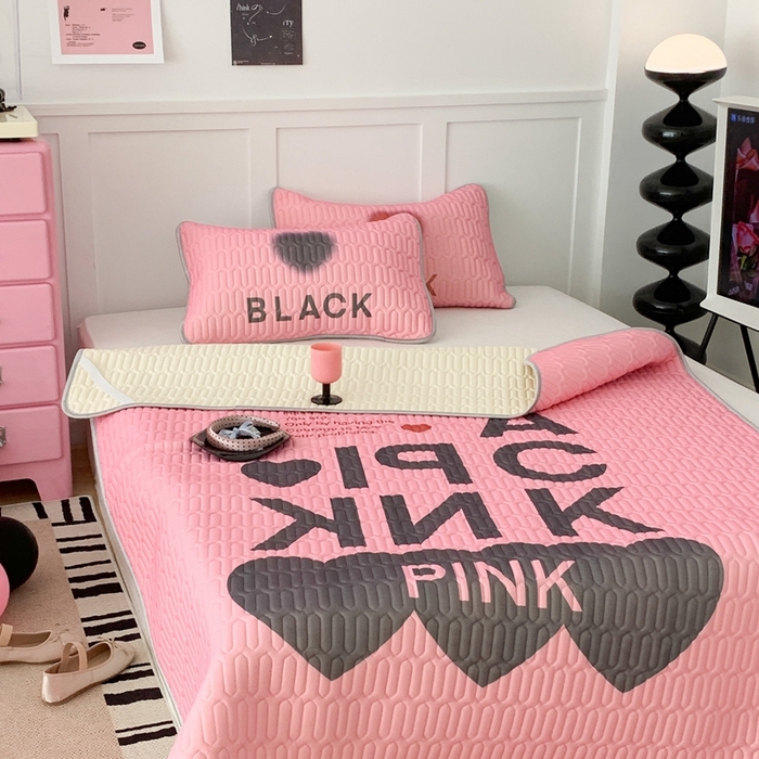 91家纺网 家纺一手货源 找家纺 昔可家纺2023新款甜酷黑粉系列乳胶凉席 千禧甜酷字母