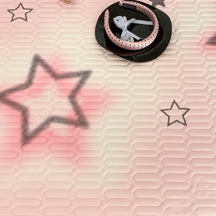 91家纺网 家纺一手货源 找家纺 昔可家纺2023新款甜酷黑粉系列乳胶凉席 甜酷粉星