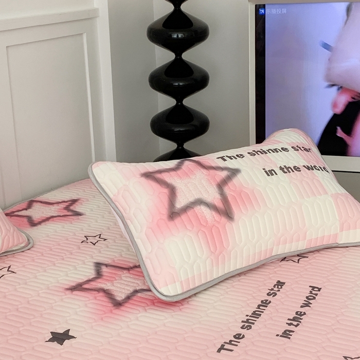 91家纺网 家纺一手货源 找家纺 昔可家纺2023新款甜酷黑粉系列乳胶凉席 甜酷粉星