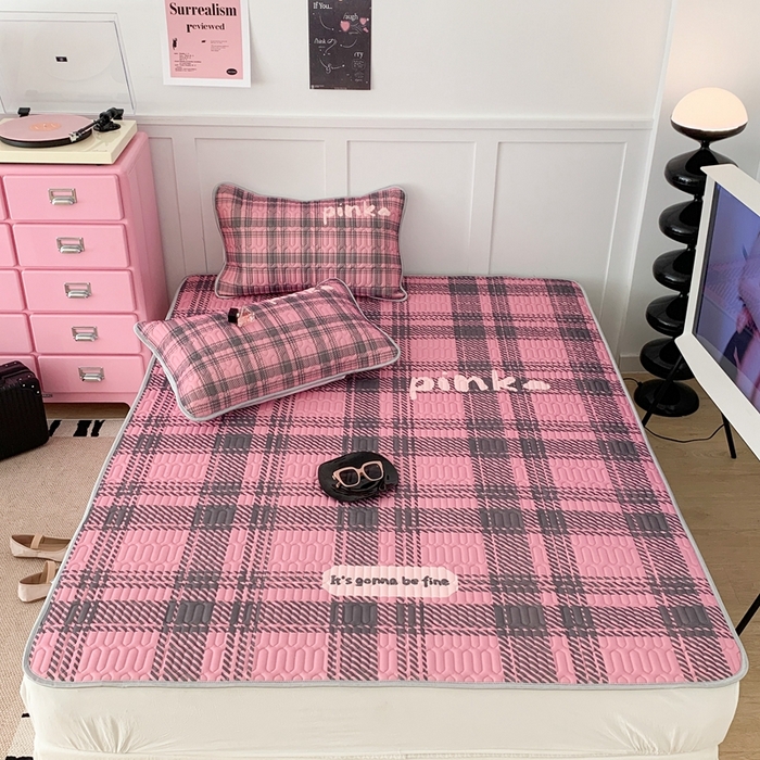 91家纺网 家纺一手货源 找家纺 昔可家纺2023新款甜酷黑粉系列乳胶凉席 甜酷黑粉学院格