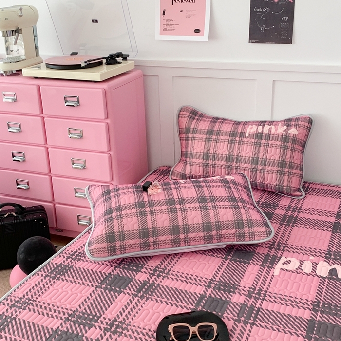 91家纺网 家纺一手货源 找家纺 昔可家纺2023新款甜酷黑粉系列乳胶凉席 甜酷黑粉学院格