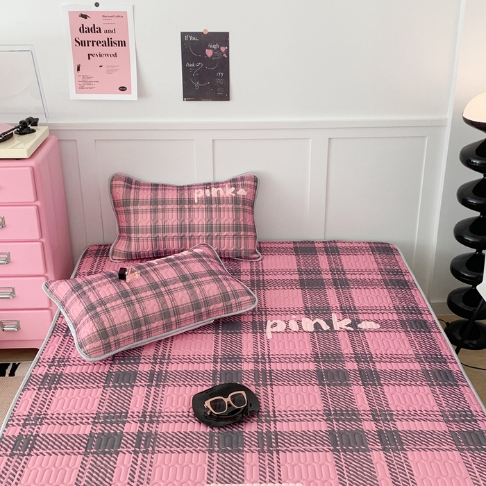 91家纺网 家纺一手货源 找家纺 昔可家纺2023新款甜酷黑粉系列乳胶凉席 甜酷黑粉学院格