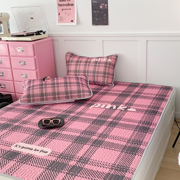 91家纺网 家纺一手货源 找家纺 昔可家纺2023新款甜酷黑粉系列乳胶凉席 甜酷黑粉学院格