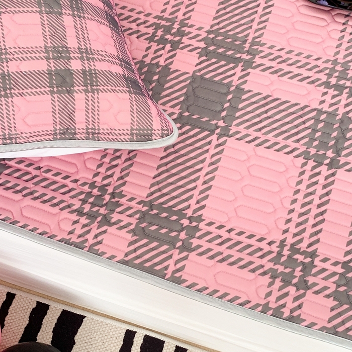 91家纺网 家纺一手货源 找家纺 昔可家纺2023新款甜酷黑粉系列乳胶凉席 甜酷黑粉学院格