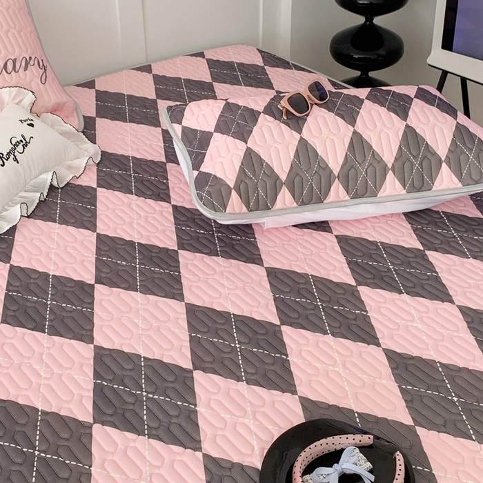 91家纺网 家纺一手货源 找家纺 昔可家纺2023新款甜酷黑粉系列乳胶凉席 学院菱格黑粉色