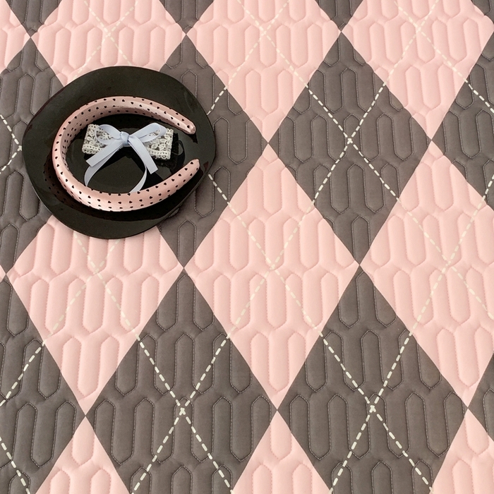 91家纺网 家纺一手货源 找家纺 昔可家纺2023新款甜酷黑粉系列乳胶凉席 学院菱格黑粉色