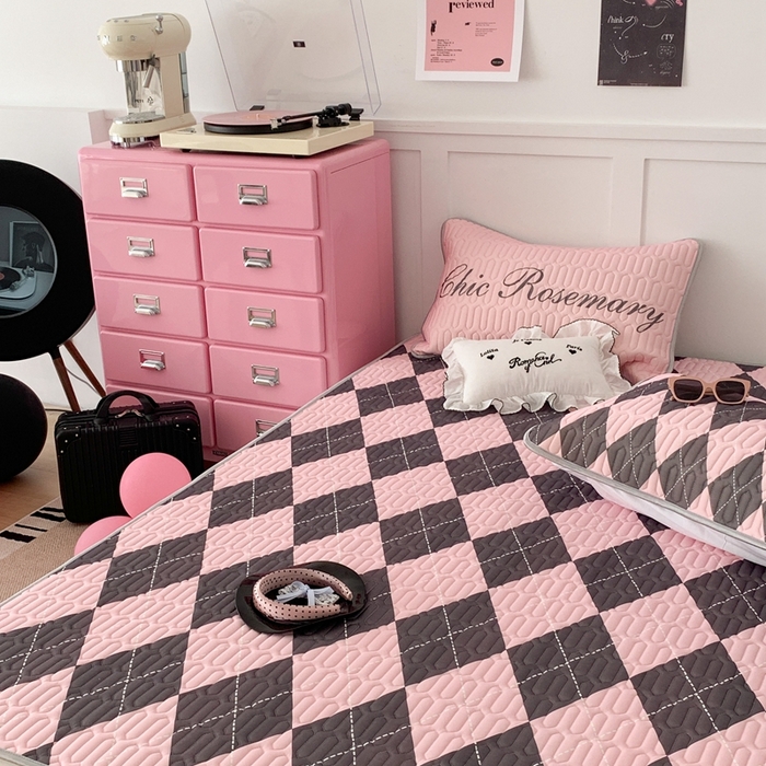 91家纺网 家纺一手货源 找家纺 昔可家纺2023新款甜酷黑粉系列乳胶凉席 学院菱格黑粉色