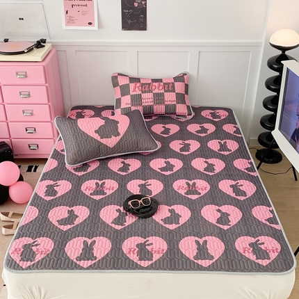 91家纺网 家纺一手货源 找家纺 昔可家纺2023新款甜酷黑粉系列乳胶凉席 黑粉月野兔