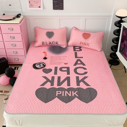 91家纺网 家纺一手货源 找家纺 昔可家纺2023新款甜酷黑粉系列乳胶凉席 千禧甜酷字母