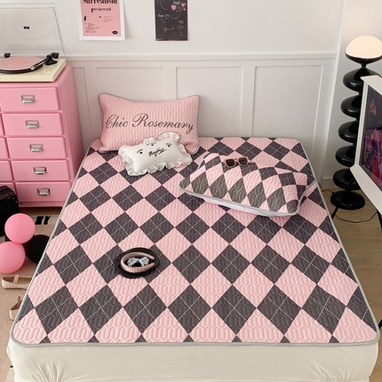 91家纺网 家纺一手货源 找家纺 昔可家纺2023新款甜酷黑粉系列乳胶凉席 学院菱格黑粉色