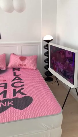 91家纺网 家纺一手货源 找家纺 昔可家纺2023新款甜酷黑粉系列乳胶凉席 千禧甜酷字母