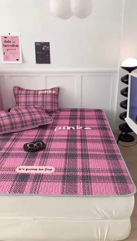 91家纺网 家纺一手货源 找家纺 昔可家纺2023新款甜酷黑粉系列乳胶凉席 甜酷黑粉学院格